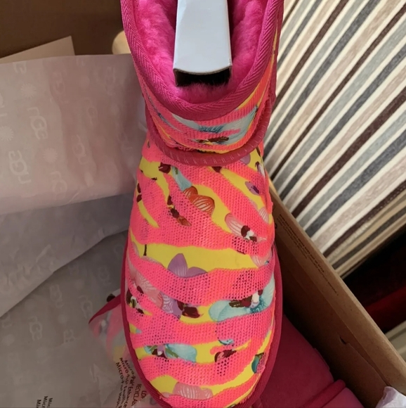 NIB UGG Classic mini tiger flower Taffy pink 9 - Picture 3 of 4